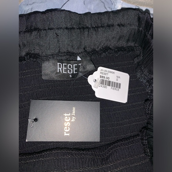 Black ruffled skirt - Picture 3 of 3